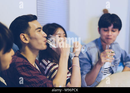 El Grupo Asiático de amigos tener parte con cerveza y bebidas alcohólicas a los jóvenes disfrutando en un bar de cócteles de tostado.soft focus Foto de stock