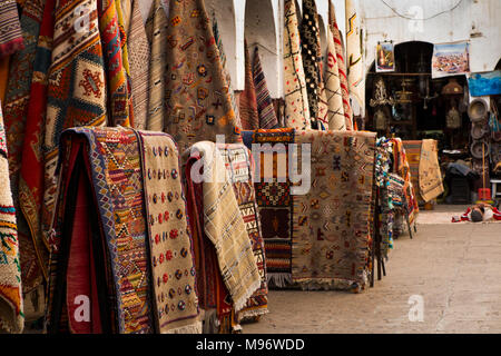 Marruecos, Casablanca, Quartier Habous Souk, alfombras, kilims bereber y tejidos en la pantalla. Foto de stock