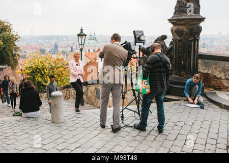 Praga, 28 de octubre de 2017: el equipo de operadores y periodistas disparar informe junto al Castillo de Praga. TV Foto de stock