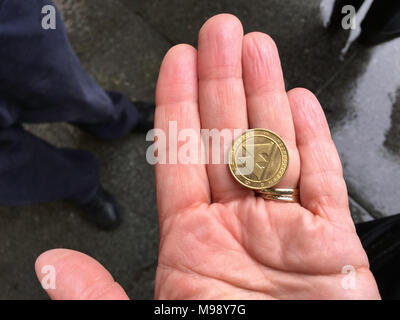 San Petersburgo, Rusia: CIRCA SEPTIEMBRE 2015 - Metro token en la palma de una mano. Foto de stock