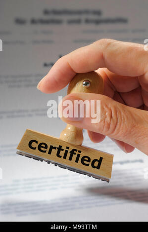 Certificado impreso en sello de goma en la mano
