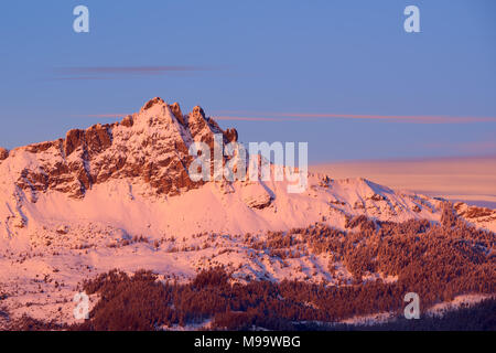 Aiguilles de Chabrieres (Chabrieres agujas) al atardecer en invierno. Parque Nacional de Ecrins, Hautes-Alpes, Alpes franceses, Francia Foto de stock