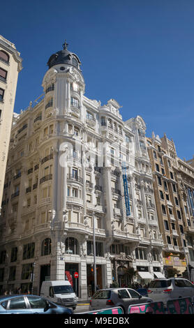 Edificio de estilo barroco español en Gran Vía, Madrid, ahora usada como hotel Foto de stock
