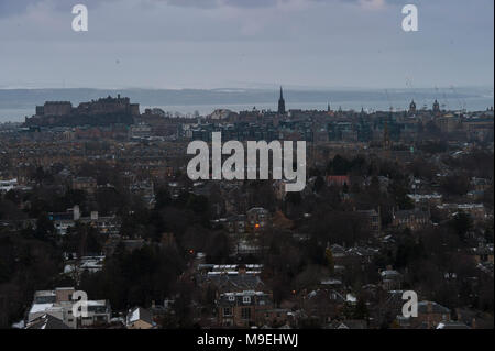 Una vista desde lo alto de Edimburgo en la mitad de la luz con el castillo de Edimburgo y King Arthur's Seat en el fondo Foto de stock