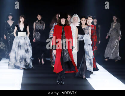 Tokio, Japón. 20 Mar, 2018. Modelos muestran las creaciones del diseñador japonés Tae Ashida en su colección otoño/invierno 2018 en Tokio como parte de la Semana de la moda de Tokio el viernes, 23 de marzo de 2018. Crédito: Yoshio Tsunoda/AFLO/Alamy Live News