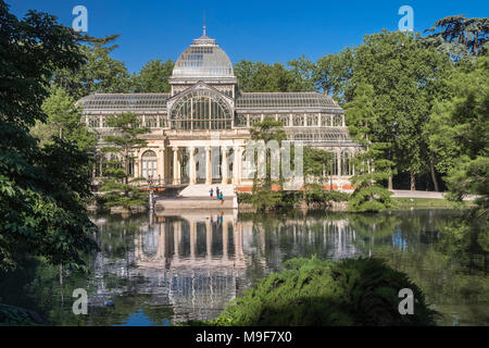 Palacio de Cristal, una estructura de cristal y metal, ubicado en la popular atracción del Parque del Buen Retiro, Madrid, España Foto de stock