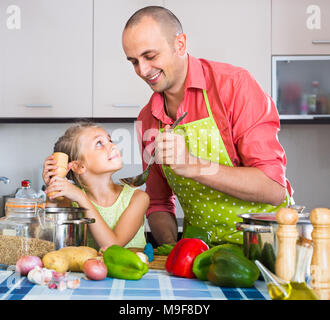 Russian girl padre ayudando a preparar la cena adentro Foto de stock
