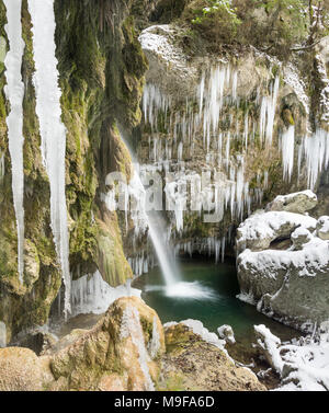 Increíble carámbanos y catarata Gorge en el frío día de invierno. Cascada Hinanger, Baviera, Alemania Foto de stock