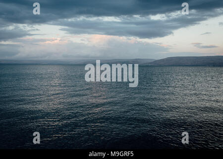 Mar de Galilea, también Kinneret, el lago de Genesaret o Lago Tiberíades Sunset, la temporada de invierno. Foto de stock