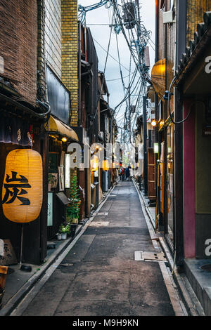 Kyoto, Japón - Abril 4, 2016 : Pontocho, un restaurante japonés y un pub alley al atardecer Foto de stock