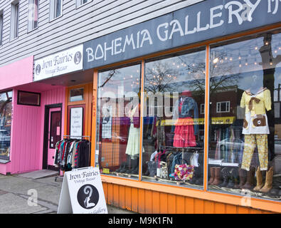 Una tienda de ropa de época en East 64th Street en el barrio De Broad  Ripple en Indianápolis, Indiana, Estados Unidos Fotografía de stock - Alamy