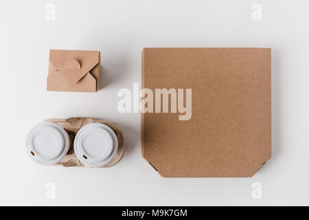 Cubiertos desechables de plástico blanco en una caja de cartón de pizza  sucio después de comer Fotografía de stock - Alamy