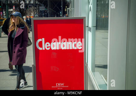 Un cartel fuera de una tienda de zapatos DSW en Herald en Nueva York el sábado 24 de marzo de 2018, su liquidación de inventario. (© Richard B. Levine Fotografía de stock - Alamy