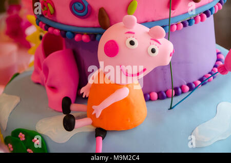 Fiesta infantil, decoración, torta con temática de Peppa pig Fotografía de  stock - Alamy