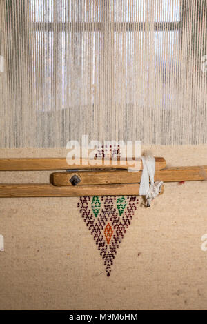 Marruecos, Midelt, Kasbah, Myriem de sólo mujeres taller textil, textil tejido en telar Foto de stock