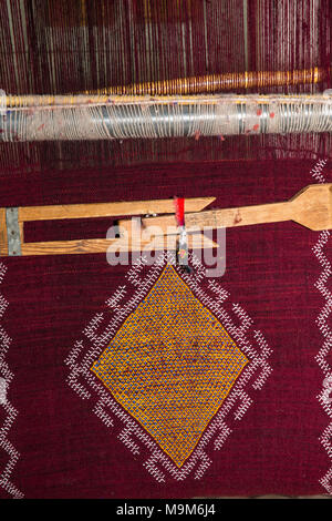 Marruecos, Midelt, Kasbah, Myriem de sólo mujeres taller textil, textil tejido en telar, detalle Foto de stock