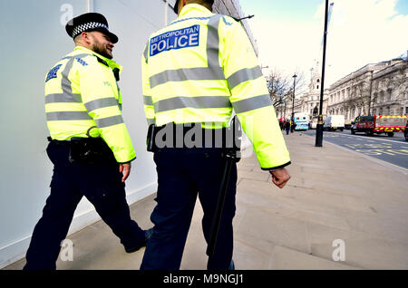 Londres, Inglaterra, Reino Unido. Dos funcionarios de la Policía Metropolitana en Whitehall Foto de stock