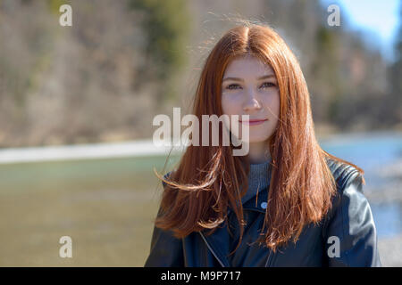 Retrato, joven, niña, adolescente con largo pelo rojo, Baviera, Alemania Foto de stock