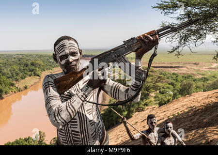 Guerrero con rifle Kalashnikov AK47, la tribu Karo, abuela, al sur del río Unidas Nacionalidades y Pueblos de la región Foto de stock