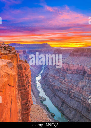 Amanecer sobre el río Colorado en toroweap vistas en el parque nacional del Gran Cañón, Arizona