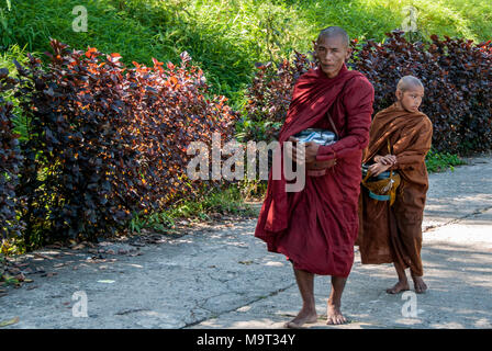 Un monje asciende a la Pagoda de la Roca Dorada seguida por su discípulo Foto de stock