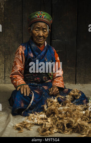 Anciana con traje tradicional haciendo hilo. Los Tamangs son un grupo de personas de minorías étnicas viven principalmente en Nepal. Su población se estima en alrededor de 1,5 millones de dólares en 2016. Foto de stock