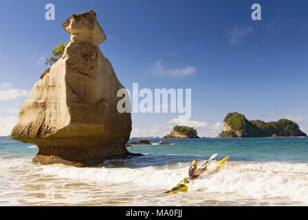 Kayak en la playa, Hahei, península Coromandel, Isla del Norte, Nueva Zelanda. Foto de stock