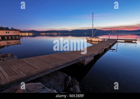 Pequeño muelle sobre el lago de Viverone al atardecer, Viverone, Biella, Piamonte, Italia, Europa Foto de stock