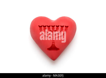 Corazón rojo con estampados menorah sobre fondo blanco con trazado de recorte Foto de stock