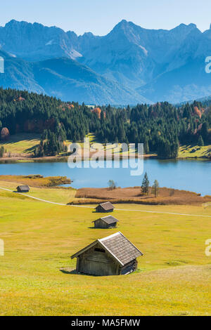 Gerold, Garmisch Partenkirchen, Baviera, en Alemania, en Europa. Gerold en temporada de otoño, Karwendel gama en el fondo Foto de stock