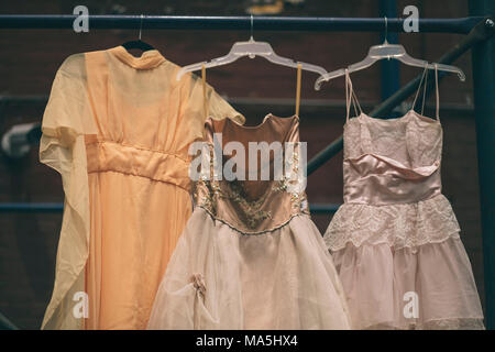 Tres viejos vestidos de novia Foto de stock