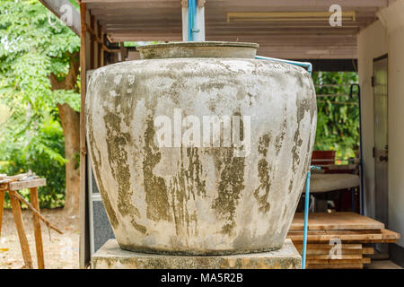 Las antiguas tinajas de barro tradicional tailandés Fotografía de stock -  Alamy