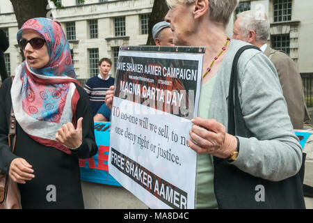 Una mujer sostiene un cartel con una cita de la Carta Magna "a nadie se le vendemos a nadie negar el derecho o la justicia." Shaker Aamer ha sido celebrada por los EE.UU. sin cargos ni juicio desde 2001. Foto de stock