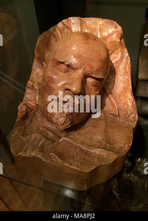 Máscara de la muerte de Vladimir Lenin expuesta en la exposición del Gеrmаn Нistоrical Мusеum (Dеutschеs Нistоrischеs Мusеum) en Веrlin, Gеrmany. La máscara de la muerte fue tomada por el escultor ruso y soviético Sergey Merkurov el 22 de enero de 1924 a las 4 horas en la finca Gorki, cerca de Moscú, donde murió Lenin. La exposición dedicada al centenario de la Revolución Rusa se extiende hasta el 15 de abril de 2018. Foto de stock