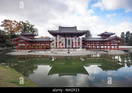 Phoenix Hall de Byodo-in con un Jodo-shiki estanque de jardín en una tranquila mañana de otoño paisaje, Byodoin templo budista en Uji, Prefectura de Kioto, Japón 2
