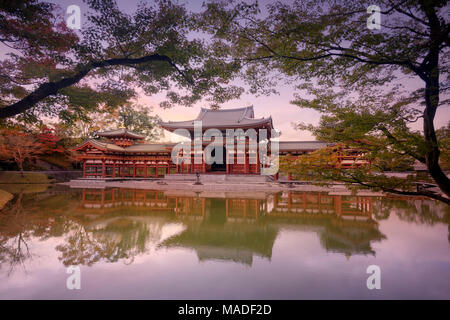 Phoenix Hall, Hoodo o Amida Hall, de Byodo-in, Jodo-shiki jardín con estanque en un hermoso amanecer surrealista otoño paisaje enmarcado por arce japonés t