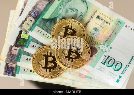 Bitcoin búlgara con billete de cien leva Foto de stock