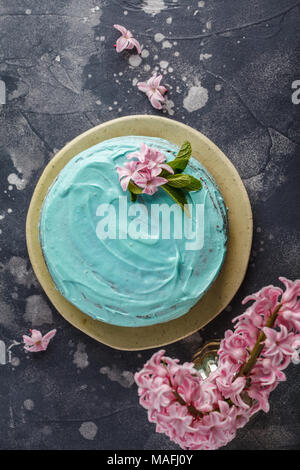 Elegante azul pastel con flores y menta. Copie el espacio, fondo oscuro  Fotografía de stock - Alamy