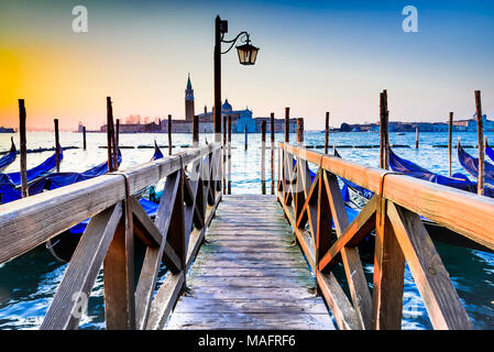 Venecia, Italia. Amanecer con las góndolas en el Gran Canal, la Piazza San Marco, el Mar Adriático.