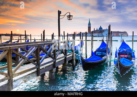 Venecia, Italia. Amanecer con las góndolas en el Gran Canal, la Piazza San Marco, el Mar Adriático.