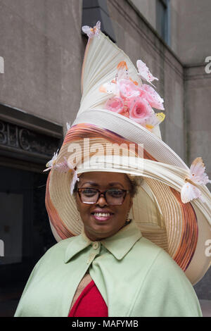 Nueva York, NY, USA - 2018/04/01: Nueva York Easter Bonnet desfile en la quinta avenida en Midtown Manhattan
