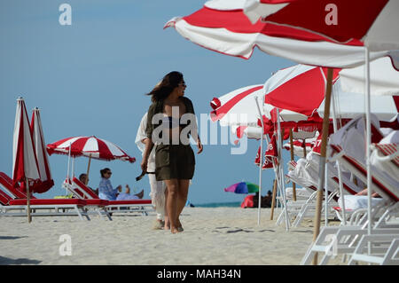 MIAMI BEACH, FL - 13 de mayo: Quantico Actor Priyanka Chopra muestra algunas PDA para Victoria Secret supermodelo Adriana Lima nd su diminuto bikini en su hotel de South Beach el 13 de mayo de 2017 en Miami Beach, Florida. Personas: Priyanka Chopra Foto de stock