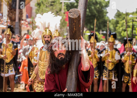 Jesús lleva la cruz llevando la corona de espinas en una de las escenas de la pasión de Viernes Santo anual en la calle grande, Adeje, Tenerife, Cañar Foto de stock
