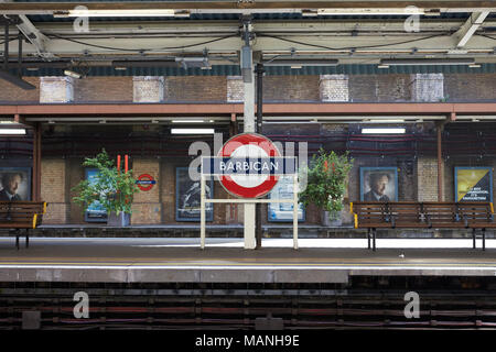 Londres - Mayo 2017: plataforma de la estación de metro Barbican, Ciudad de Londres, Londres Foto de stock