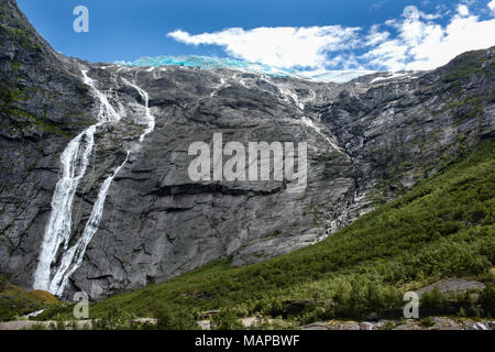 La Cascada de derretimiento del glaciar de Jostedalsbreen Briksdalsbreen valle en el Parque Nacional de Noruega. Foto de stock