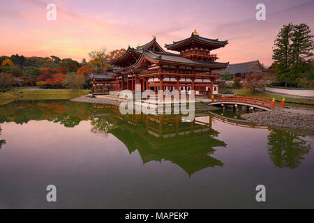 Phoenix Hall, salón de amida de Byodoin templo budista en medio de la Tierra Pura Jodoshiki entei, estanque de jardín. Hermoso paisaje del amanecer. Uji, Prefectura de Kioto, J