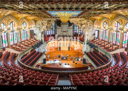 Vistas interiores del Art Nouveau Concert Hall, el Palau de la Música Catalana, Barcelona, Cataluña, España y Europa Foto de stock