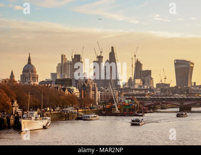 Vistas al Río Támesis hacia la ciudad de Londres al amanecer, Londres, Inglaterra, Reino Unido, Europa Foto de stock