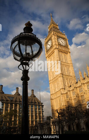 Elizabeth Tower o el Big Ben y el Palacio de Westminster en Londres, Inglaterra, Reino Unido. Casa Portculis puede verse en el fondo. Foto de stock
