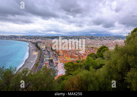 Un paisaje impresionante en Niza desde la colina. Vista panorámica sobre la ciudad y el paseo marítimo. Mar azul y gris combinado con cielo nublado en la línea de horizonte.